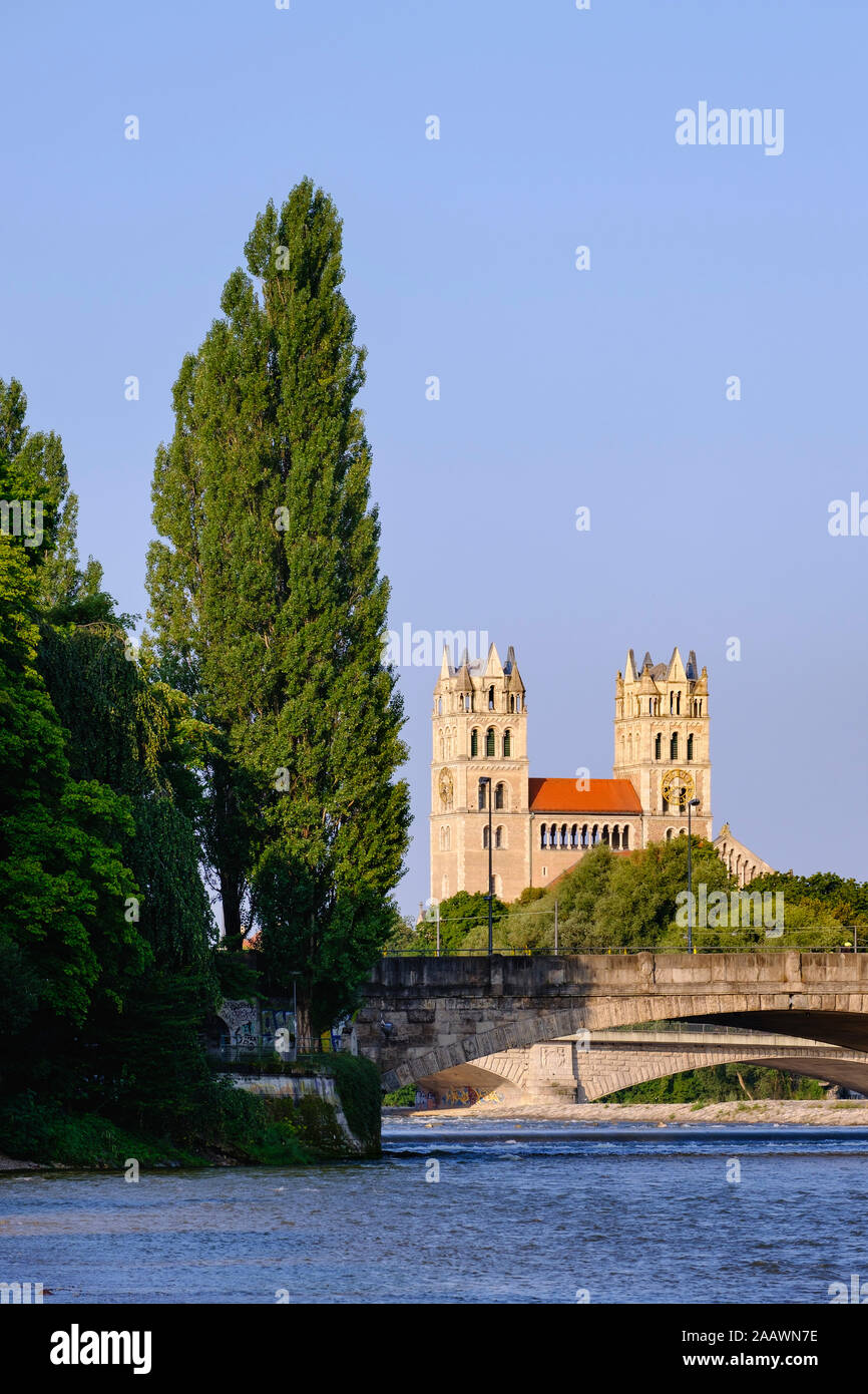 Deutschland, Bayern, Oberbayern, München, hl. Maximilian Kirche, Cornelius Brücke und Reichenbach Brücke an der Isar Stockfoto