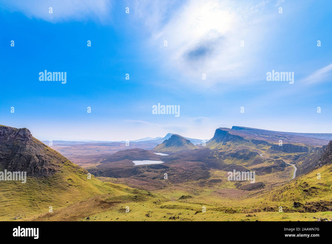 Malerischer Blick auf Landschaft gegen Himmel von Quiraing, Isle of Skye, Highlands, Schottland, UK gesehen Stockfoto