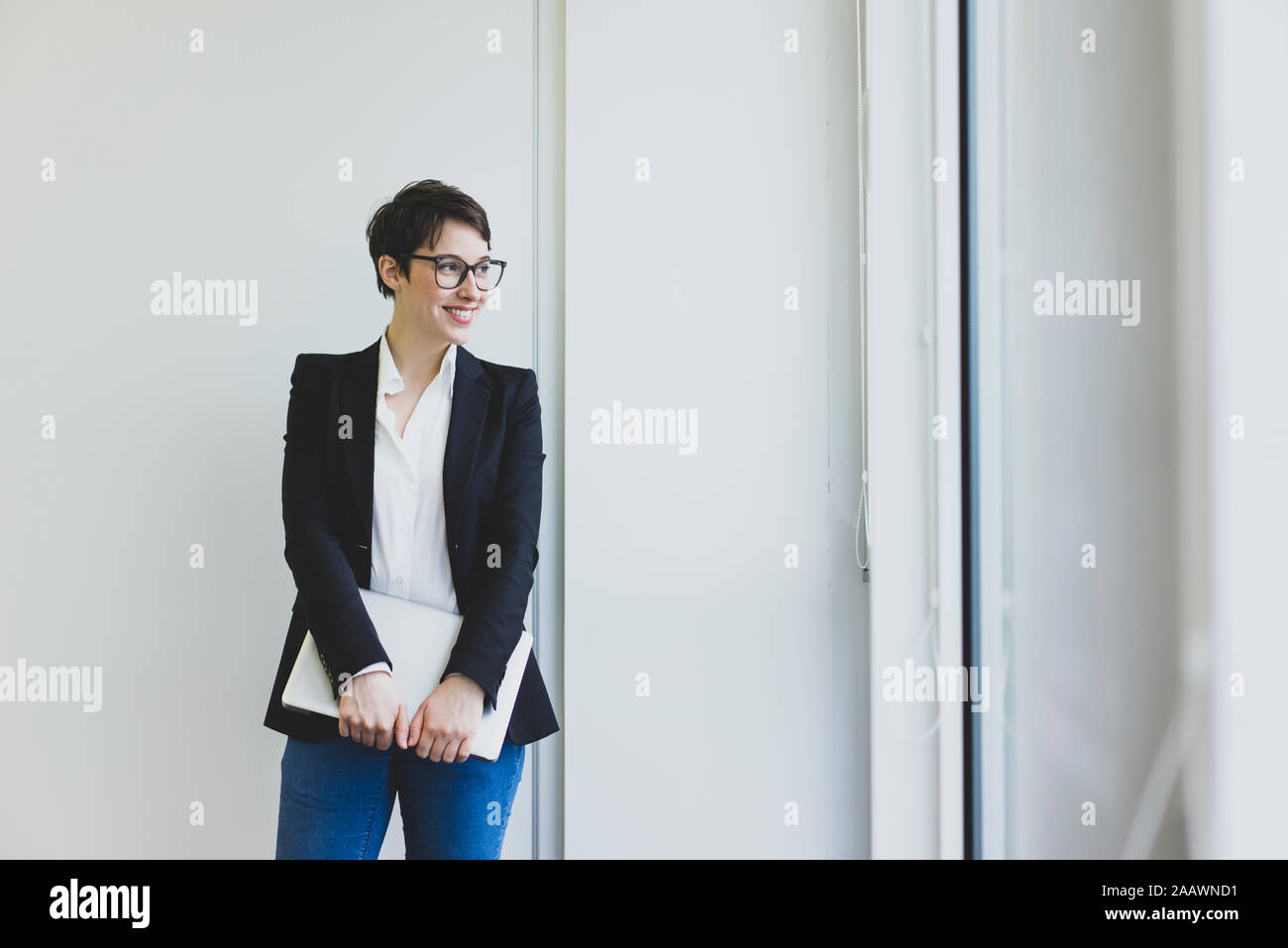 Lächelnden jungen Geschäftsfrau im Amt, Laptop Stockfoto