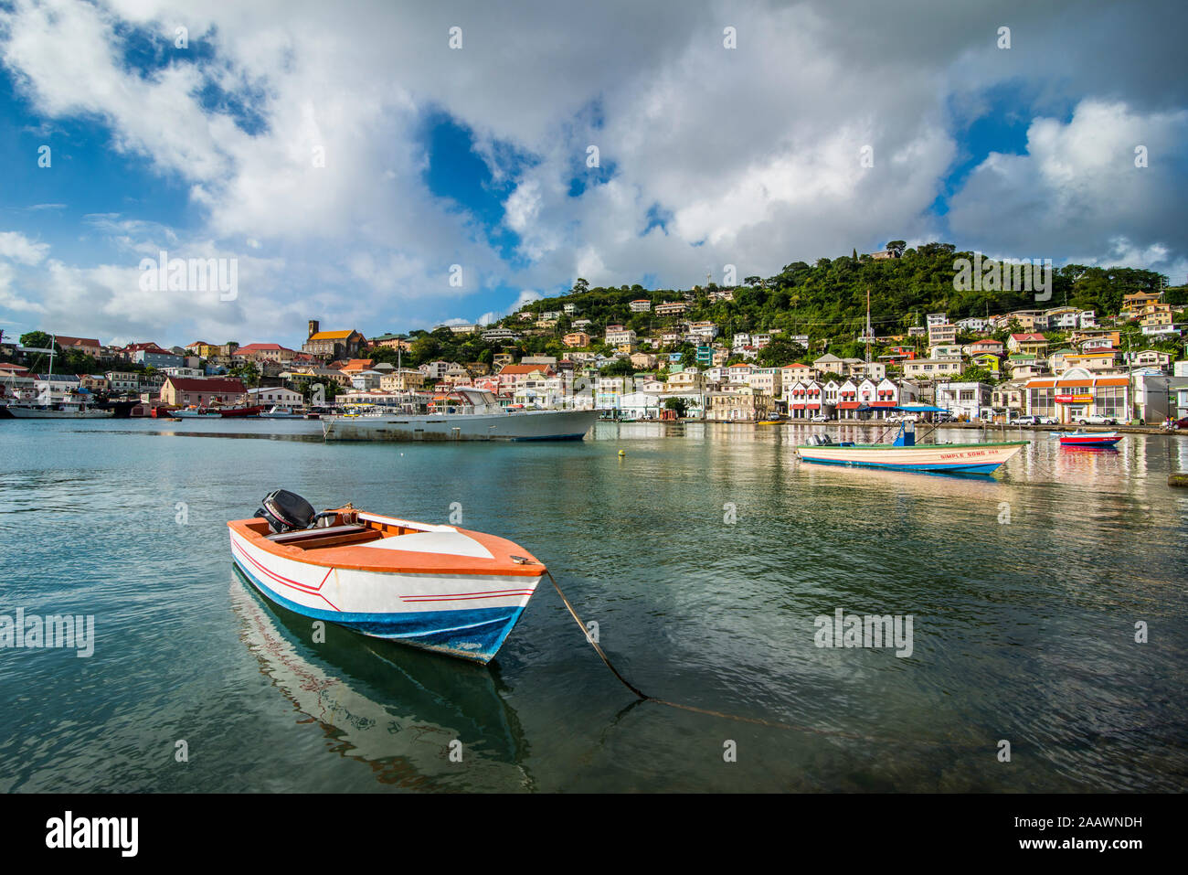 Motorboot im Hafen von St Georges, der Hauptstadt von Grenada, Karibik Stockfoto