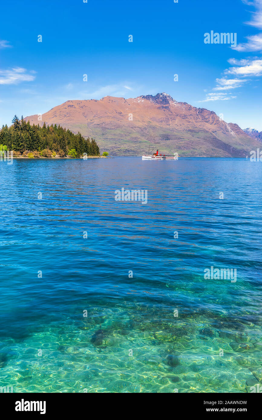 Mitte der Abstand der TSS Earnslaw in Lake Wakatipu gegen Sky Queenstown, Südinsel, Neuseeland Stockfoto