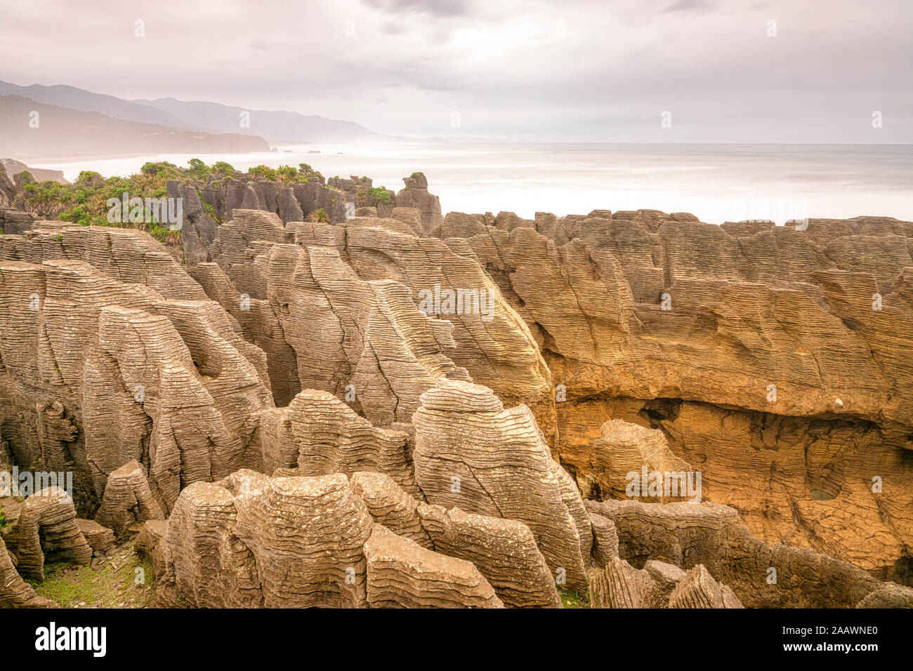 Neuseeland, Südinsel, Punakaiki, Pancake Rocks und Blowholes im Paparoa Nationalpark Stockfoto