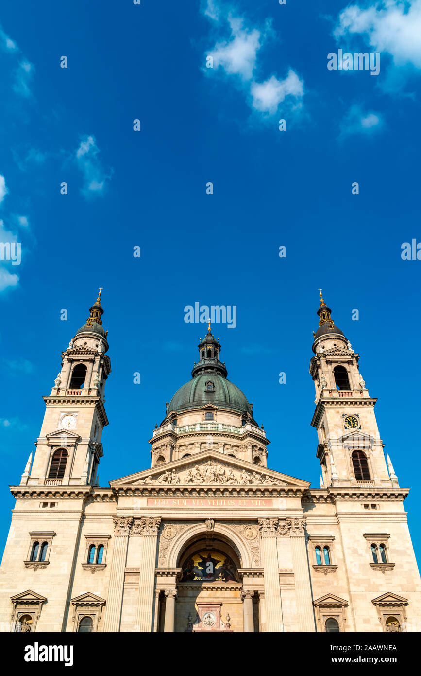 Low Angle Blick auf die St.-Stephans-Basilika gegen Himmel in Budapest, Ungarn Stockfoto