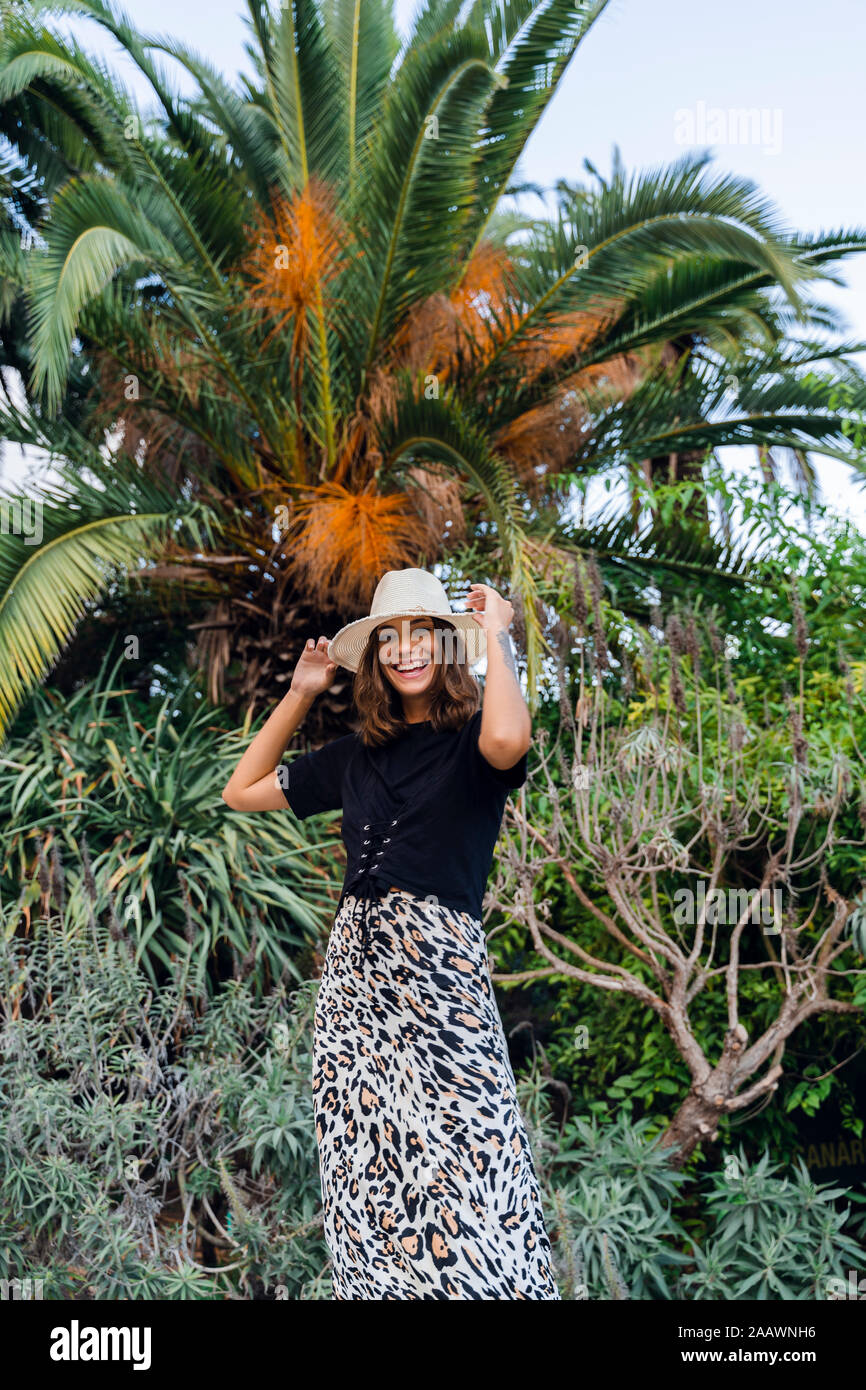 Portrait von Lachen modische junge Frau in der Natur Stockfoto