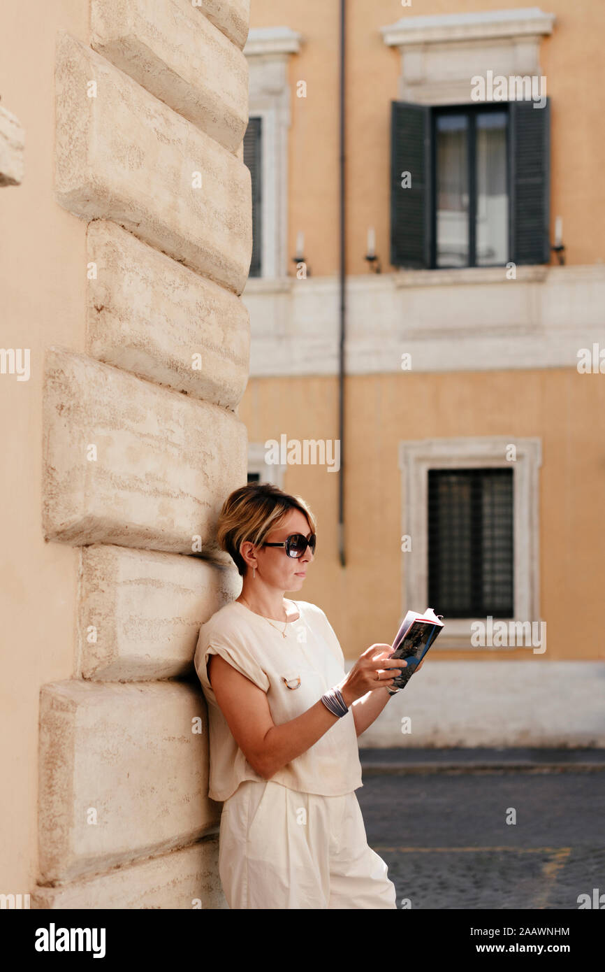 Frau auf der Suche in Ein Ratgeber in der Stadt, Rom, Italien Stockfoto