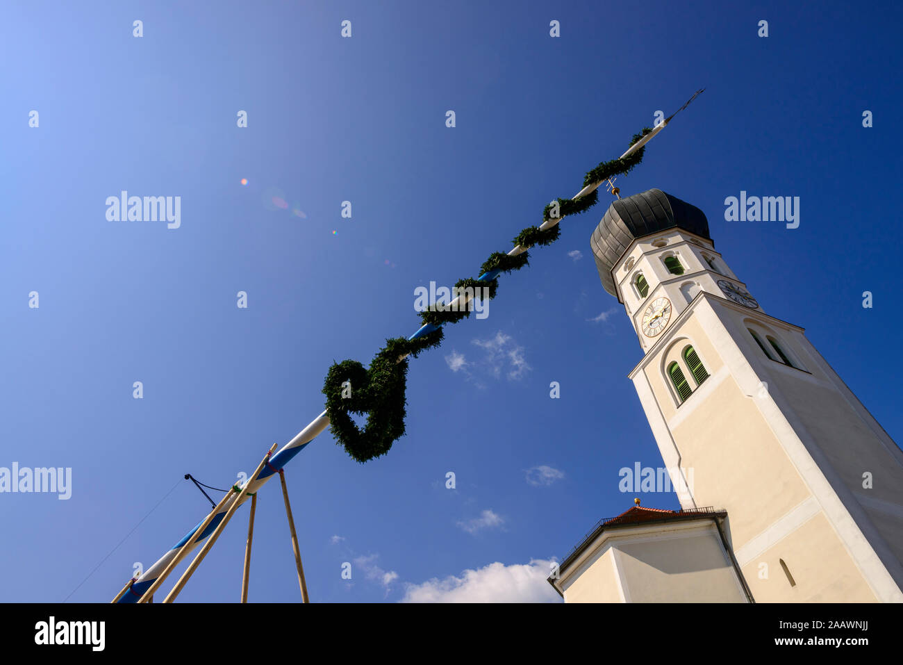 Low Angle View von St. Benedikt Kirche gegen den blauen Himmel während der sonnigen Tag, Geretsried, Deutschland Stockfoto