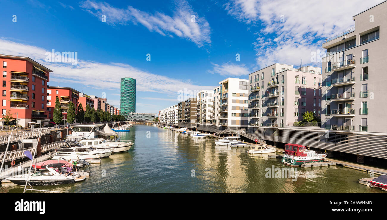 Boote auf dem Fluss Main inmitten von Gebäuden gegen Himmel, Frankfurt, Hessen, Deutschland Stockfoto