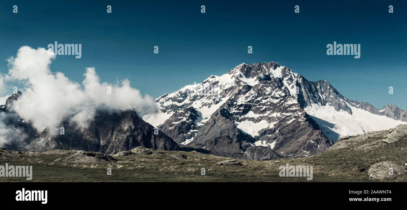 Einen malerischen Blick auf die Berninagruppe gegen den blauen Himmel während der sonnigen Tag, Lombardei, Italien Stockfoto