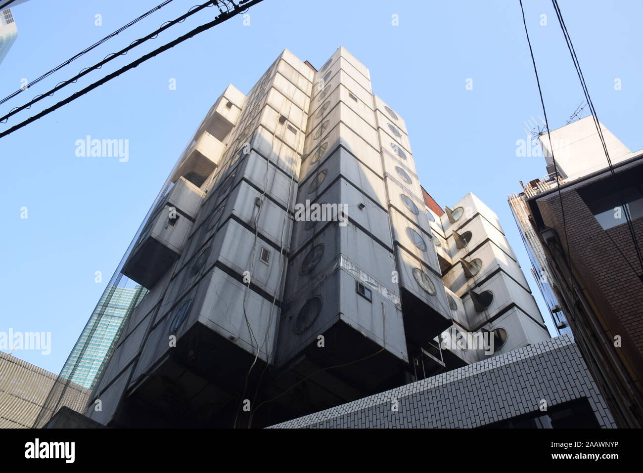 Das Äußere des Nakagin Capsule Hotel in Shimbashi, Tokio - Japan Stockfoto