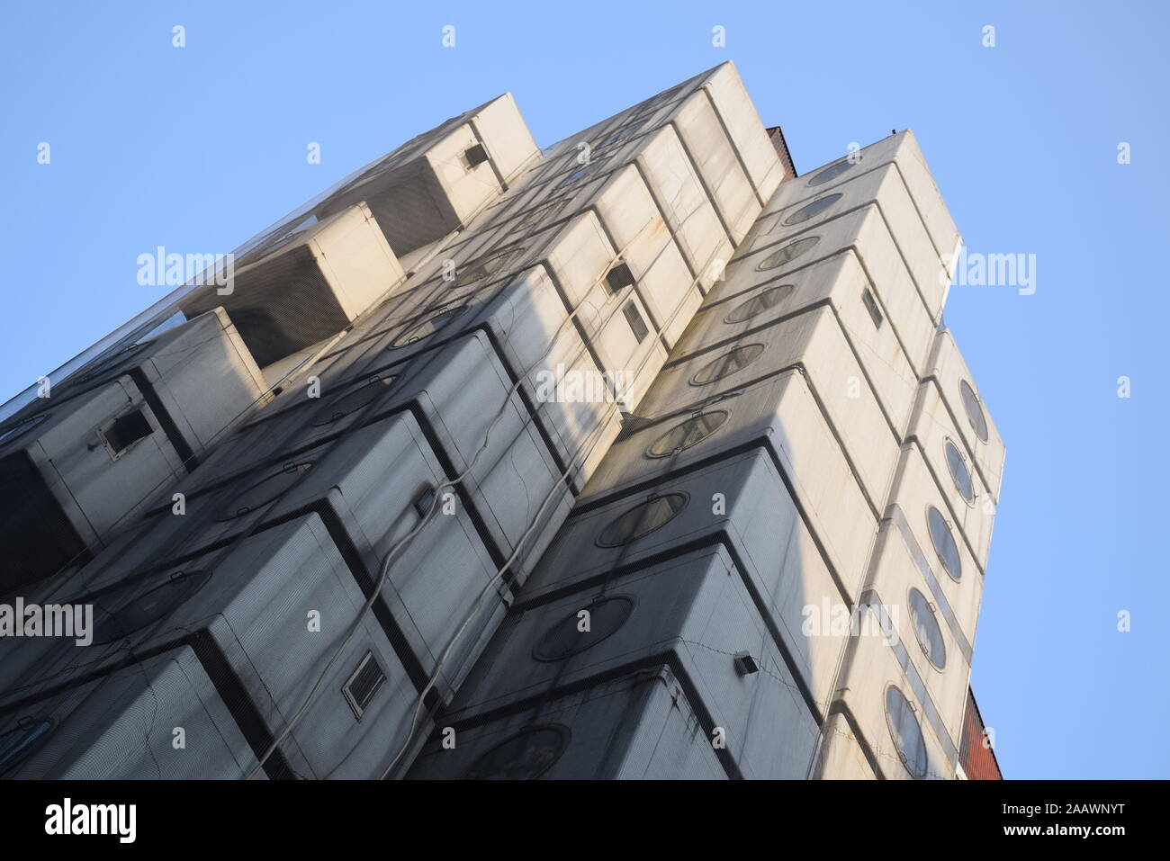 Das Äußere des Nakagin Capsule Hotel in Shimbashi, Tokio - Japan Stockfoto