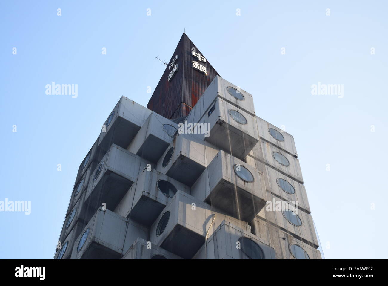 Das Äußere des Nakagin Capsule Hotel in Shimbashi, Tokio - Japan Stockfoto
