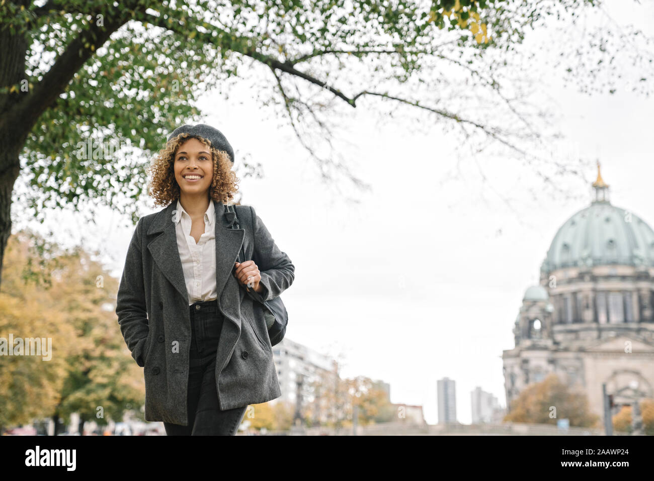 Touristische Frau in der Stadt mit der Berliner Dom im Hintergrund, Berlin, Deutschland Stockfoto