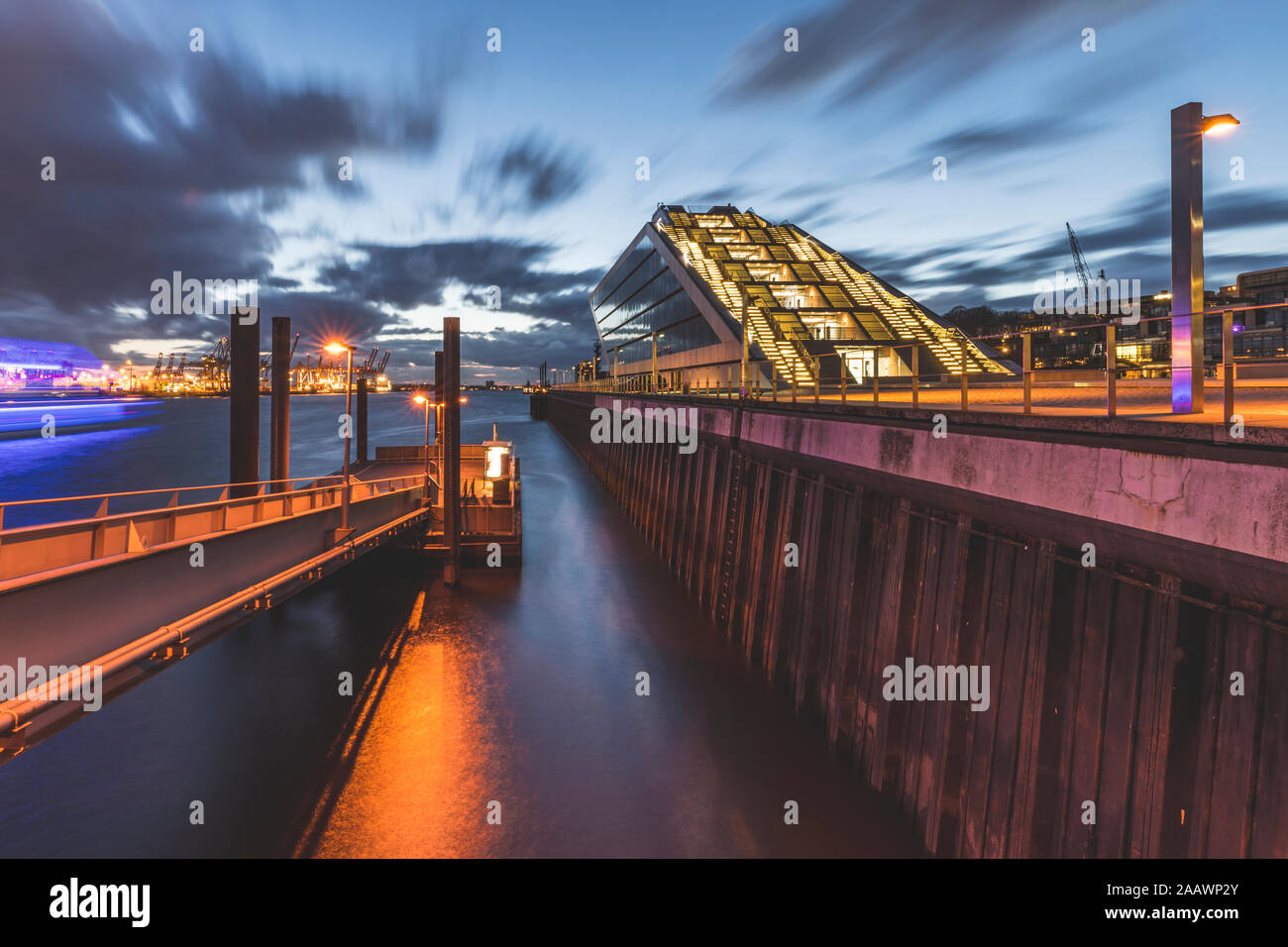 Blick auf das Dockland Gebäude von Elbe gegen den Himmel in Hamburg bei Dämmerung, Deutschland Stockfoto