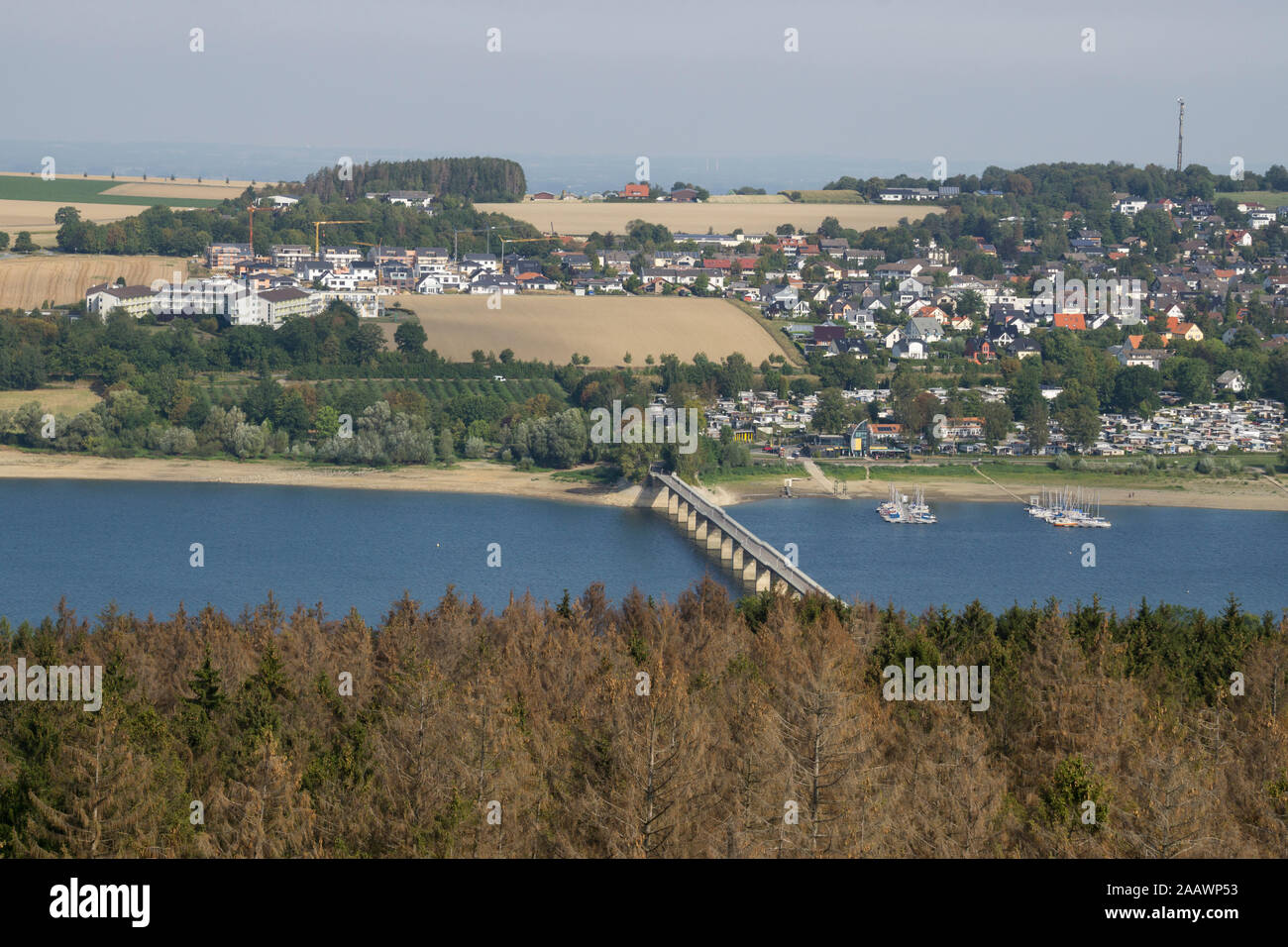 Hohe Betrachtungswinkel der Brücke über das Meer gegen Himmel, Delecke, Nordrhein Westfalen, Deutschland Stockfoto