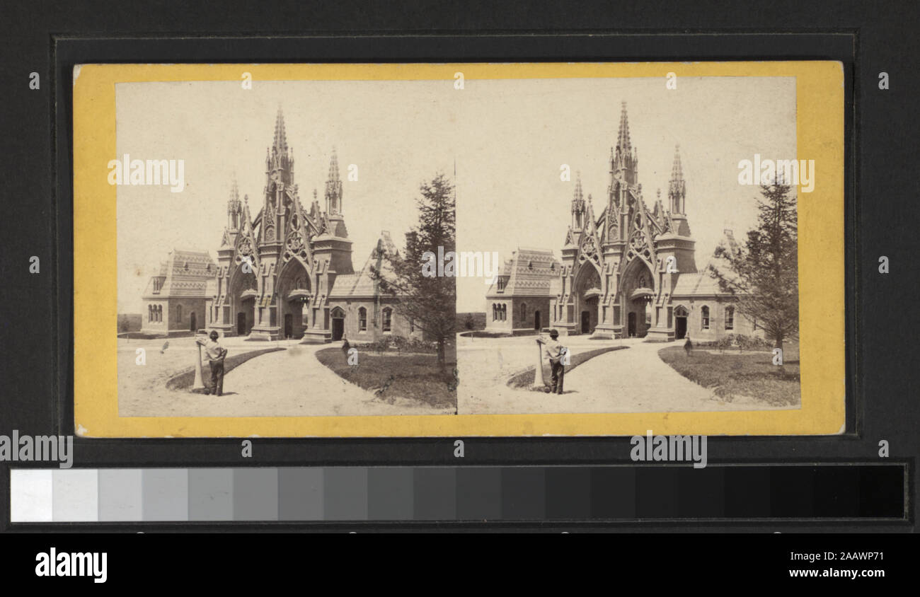 Eingang zum Wald, Südseite Handkolorierte photoprints. Mit einer Hand - farbige Anzeigen. Robert Dennis Sammlung von stereoskopische Ansichten. Stereoskopische Ansichten von Greenwood Cemetery, einschließlich Eintritt, Seen, Antriebe, Empfangen von Vault oder Grab mit leichenwagen vor, Gräber von James G. Bennett, Charlotte Canada, DeWitt Clinton, Charles Matthew, Charles Morgan, William Niblo, J. W. Schmidt, Sen'r, M.D., Charles Scribner, Oberst Vosburg, die Gräber der Spofford und Tileston Familien, Chauncey Denkmal, die Feuerwehr Denkmal. Einige Ansichten dupliziert. Ansichten sind gezählt: 156, 946, 952, 2185, 2186, 2187, Stockfoto