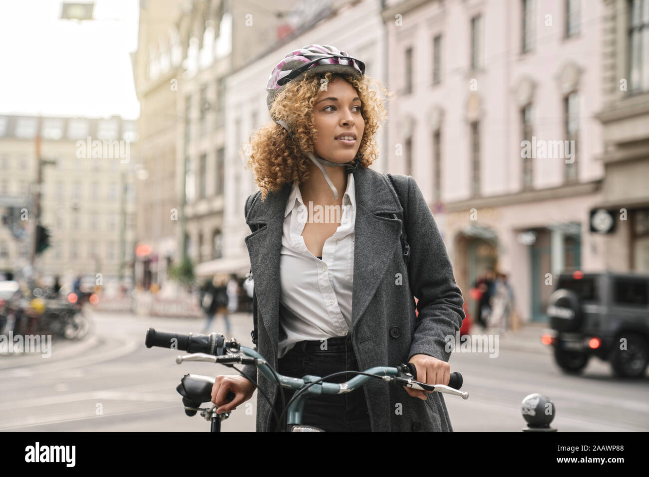 Frau mit dem Fahrrad in die Stadt, Berlin, Deutschland Stockfoto