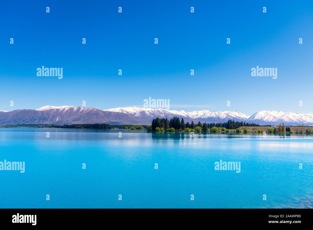 Neuseeland, Südinsel, klaren Himmel über Lake Ruataniwha mit Bergen in der Ferne Stockfoto