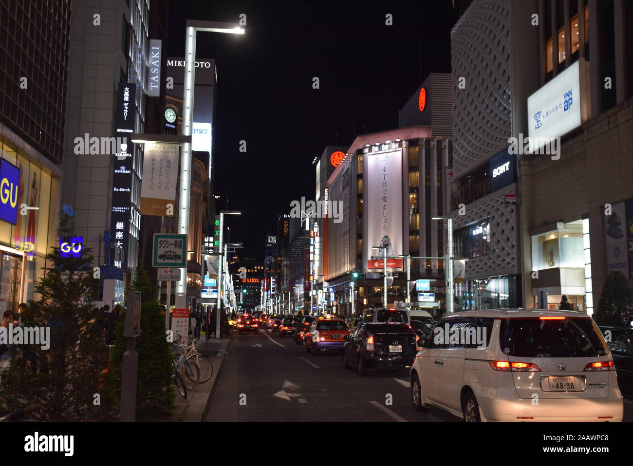 Gebäude in Ginza Stadtteil bei Nacht, einem beliebten noblen Einkaufsviertel in Tokio, Japan. Stockfoto