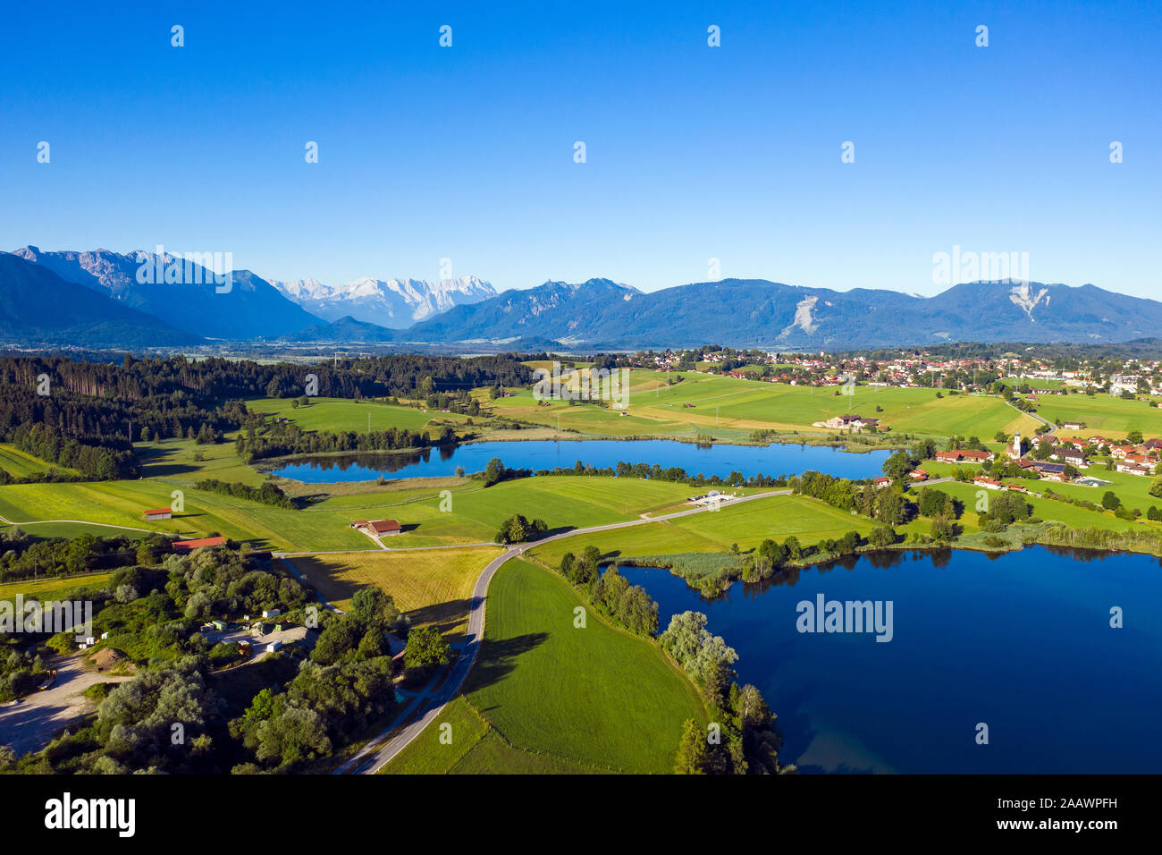 Idyllischer Blick von Seen in den bayerischen Alpen, Deutschland gegen den klaren blauen Himmel Stockfoto