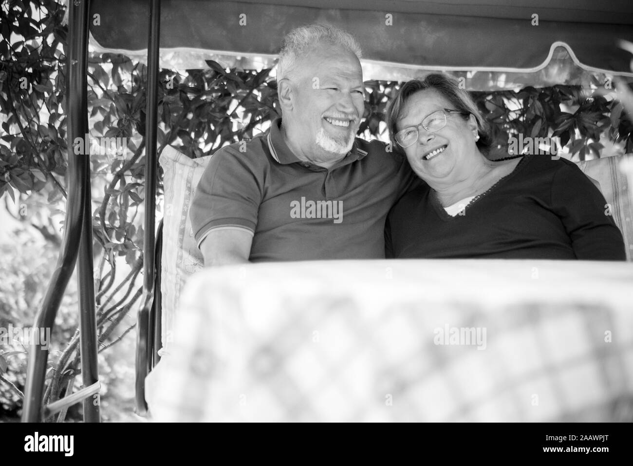 Nettes Paar schöne kaukasischen Senior 70 Jahre alt draußen zu Hause Spaß mit Lächeln und Lachen. glückliches Leben zusammen für immer in Liebe und e Sitzen Stockfoto