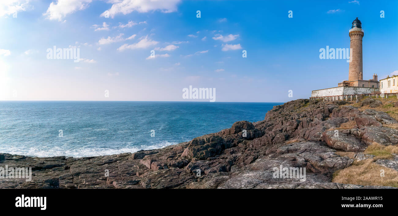 Ardnamurchan Lighthouse auf See gegen Himmel, Lochaber, Highland, Schottland, UK Stockfoto