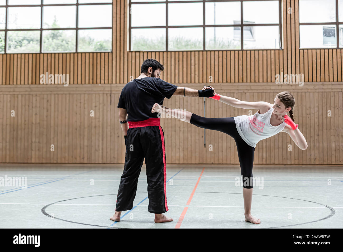 Weibliche kickboxen Sparring mit Trainer in der Sporthalle Stockfoto