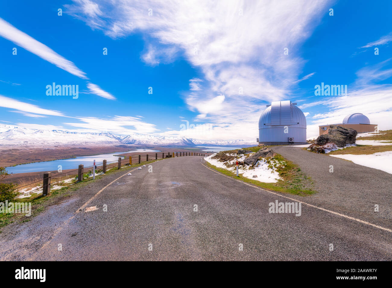 Blick auf den Mount John Universitäts-sternwarte auf Straße, Tekapo, Südinsel, Neuseeland Stockfoto