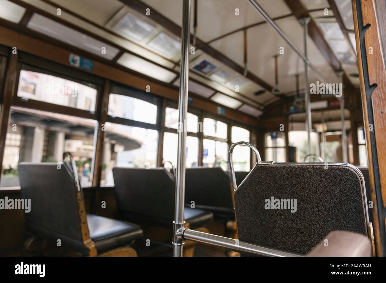 Innenraum einer Straßenbahn, Lissabon, Portugal Stockfoto