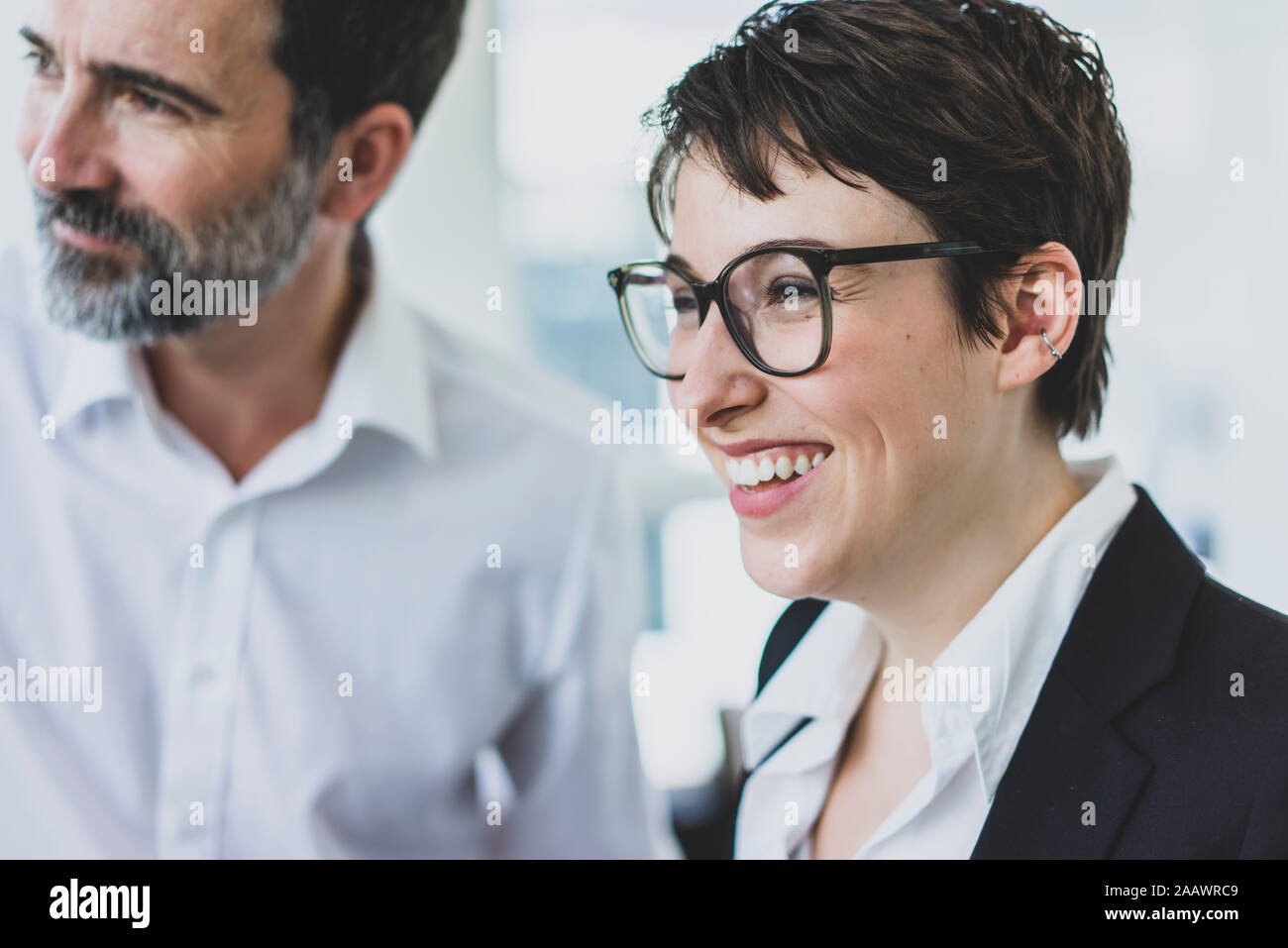 Portrait von happy Business-frau und Geschäftsmann Stockfoto