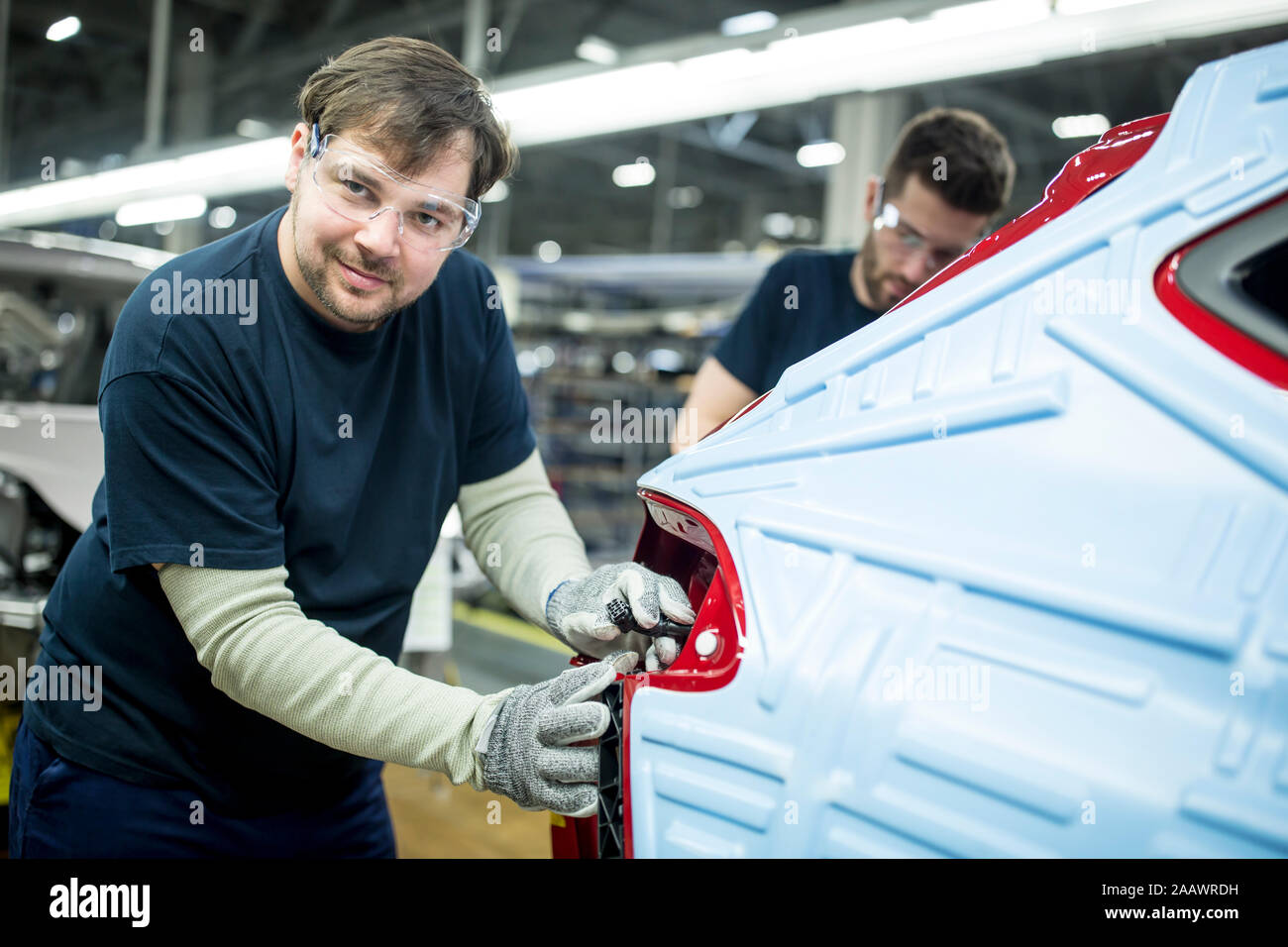 Portrait von zuversichtlich, dass man in der modernen Autofabrik arbeiten Stockfoto