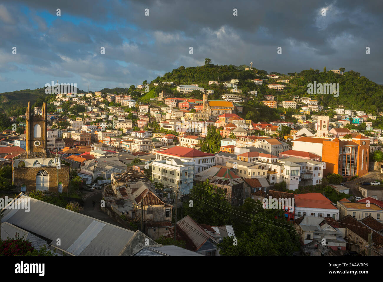 Luftaufnahme von Gebäuden in St. George's Stadt gegen bewölkter Himmel, Grenada, Karibik Stockfoto