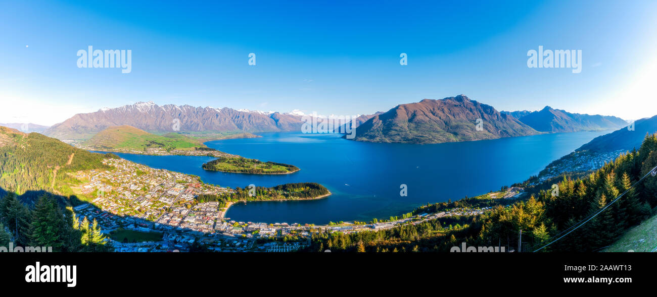 Panorama-aufnahme der Stadt durch den Lake Wakatipu, Queenstown, Südinsel, Neuseeland Stockfoto