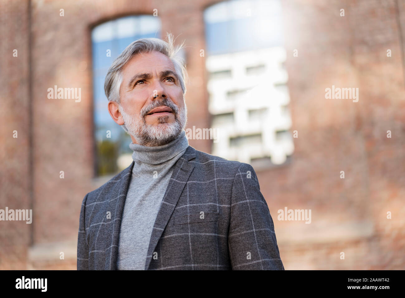 Portrait von modischen reife Geschäftsmann in einem Backsteingebäude Stockfoto