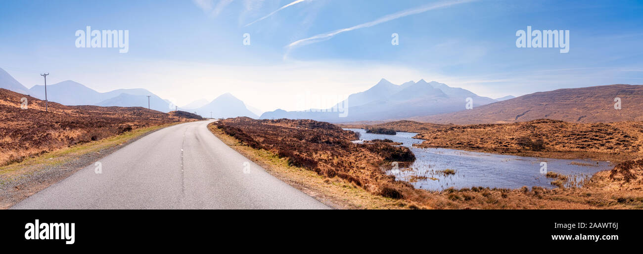 Abnehmende Ansicht eines 863-Straße in Richtung Cuillin Berge führen, Isle of Skye, Highlands, Schottland, UK Stockfoto