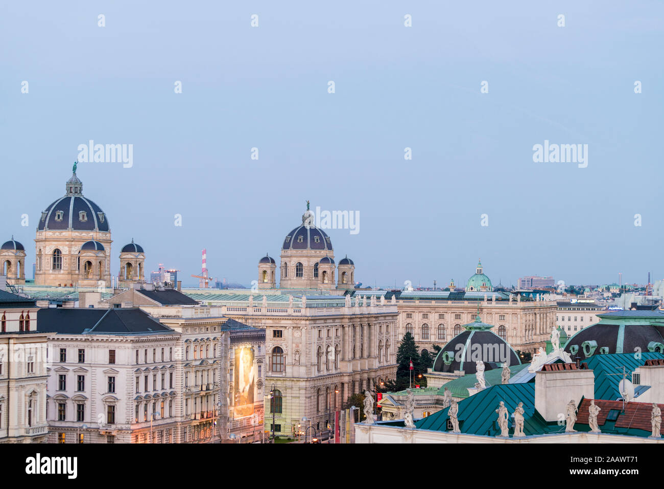 Kunsthistorisches Museum und Gebäuden gegen den klaren blauen Himmel in Wien, Österreich Stockfoto
