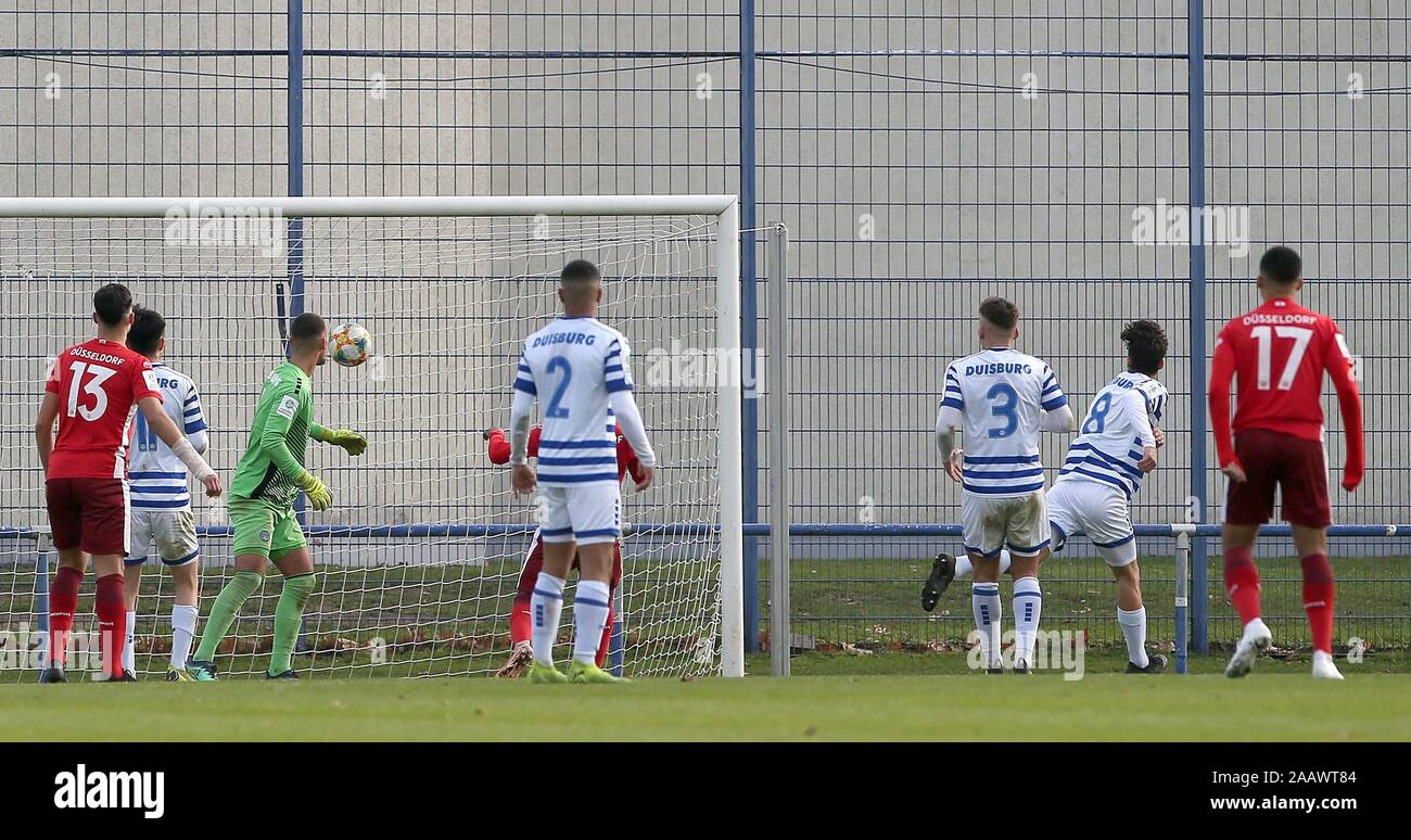 Firo: 23.11.2019 Fußball, U19, A-Junior Bundesliga, Saison 2019/2020 MSV Duisburg U 19 - Fortuna Düsseldorf U19 Louis Wagner (MSV Duisburg U19) leitet den Ball ins eigene Tor. Es ist 0:2 vom Duisburger Sicht. | Verwendung weltweit Stockfoto