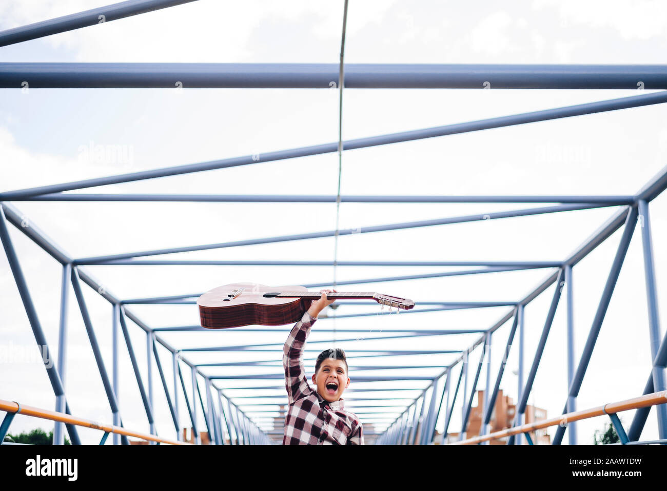 Zigeuner Junge mit Gitarre auf einer Brücke Stockfoto