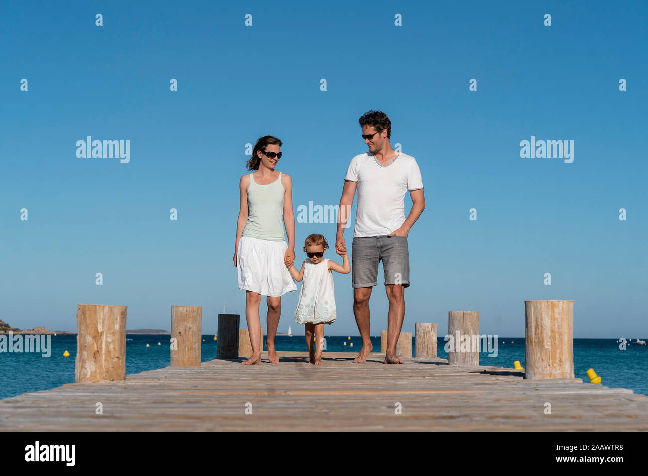 Familie zu Fuß auf einem Steg am Meer Stockfoto