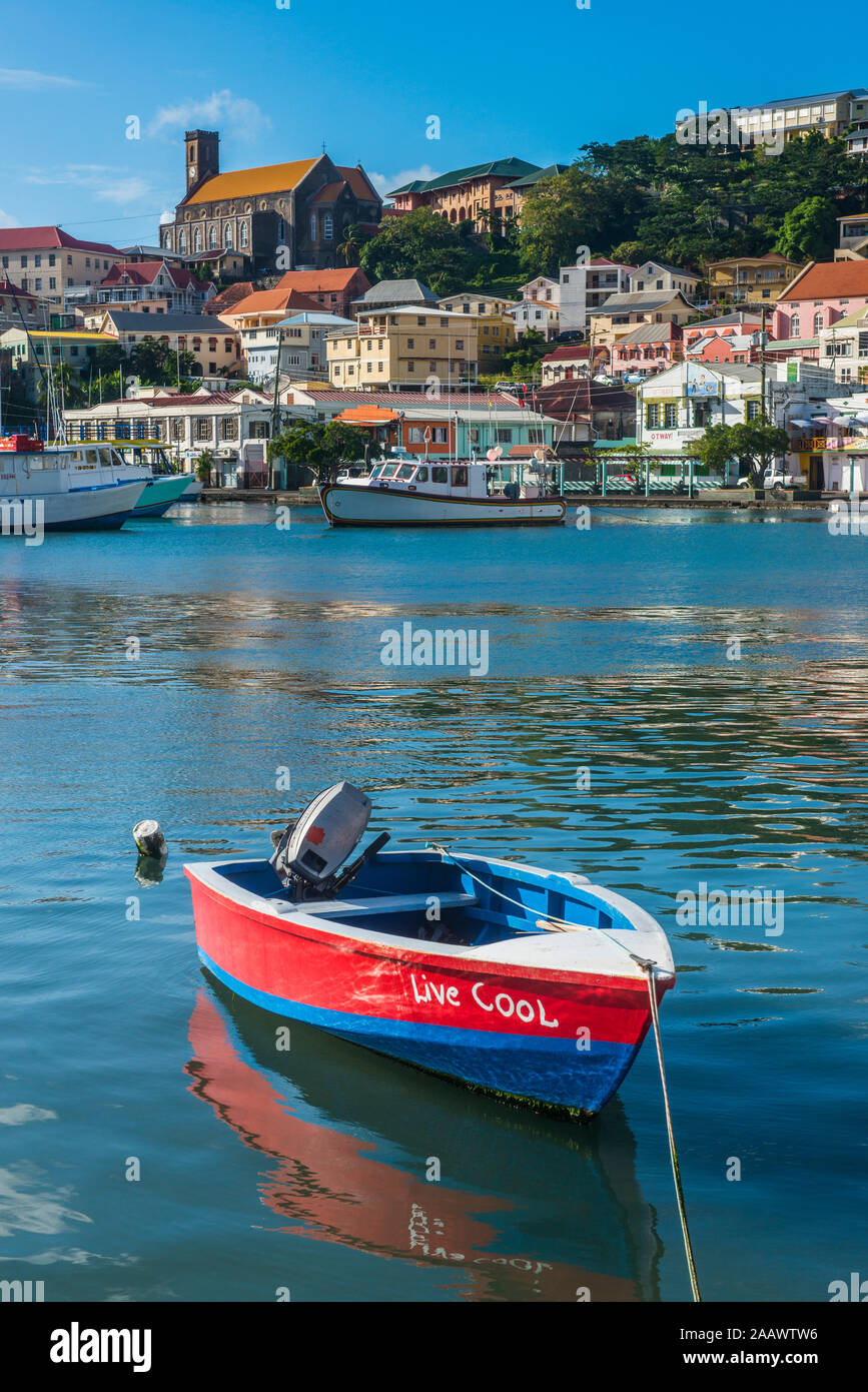 Motorboot vertäut im Hafen von St Georges, der Hauptstadt von Grenada, Karibik Stockfoto