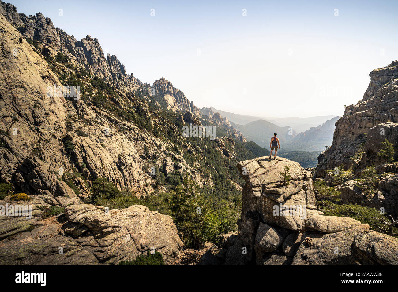 Weibliche Wanderer stehen auf Sicht, Aiguilles de Bavella, Korsika, Frankreich Stockfoto