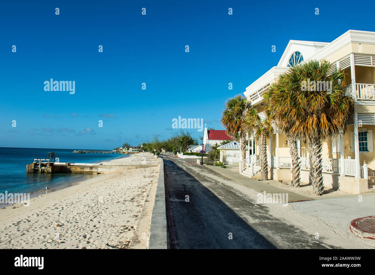 Kolonialen Häuser am Strand gegen den blauen Himmel während der sonnigen Tag in Cockburn Town, Grand Turk Stockfoto