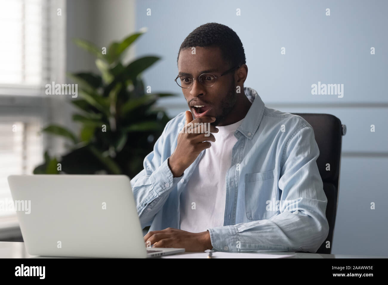 African American man durch on-line-Nachrichten schockiert Betäubt Stockfoto