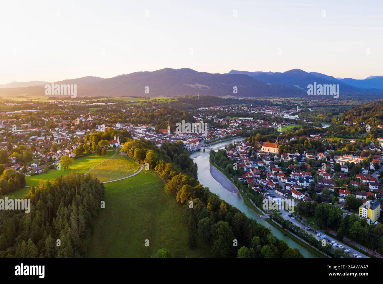 Luftaufnahme der Kalvarienberg und Isar gegen Himmel, Isarwinkel, Oberbayern, Bayern, Deutschland Stockfoto