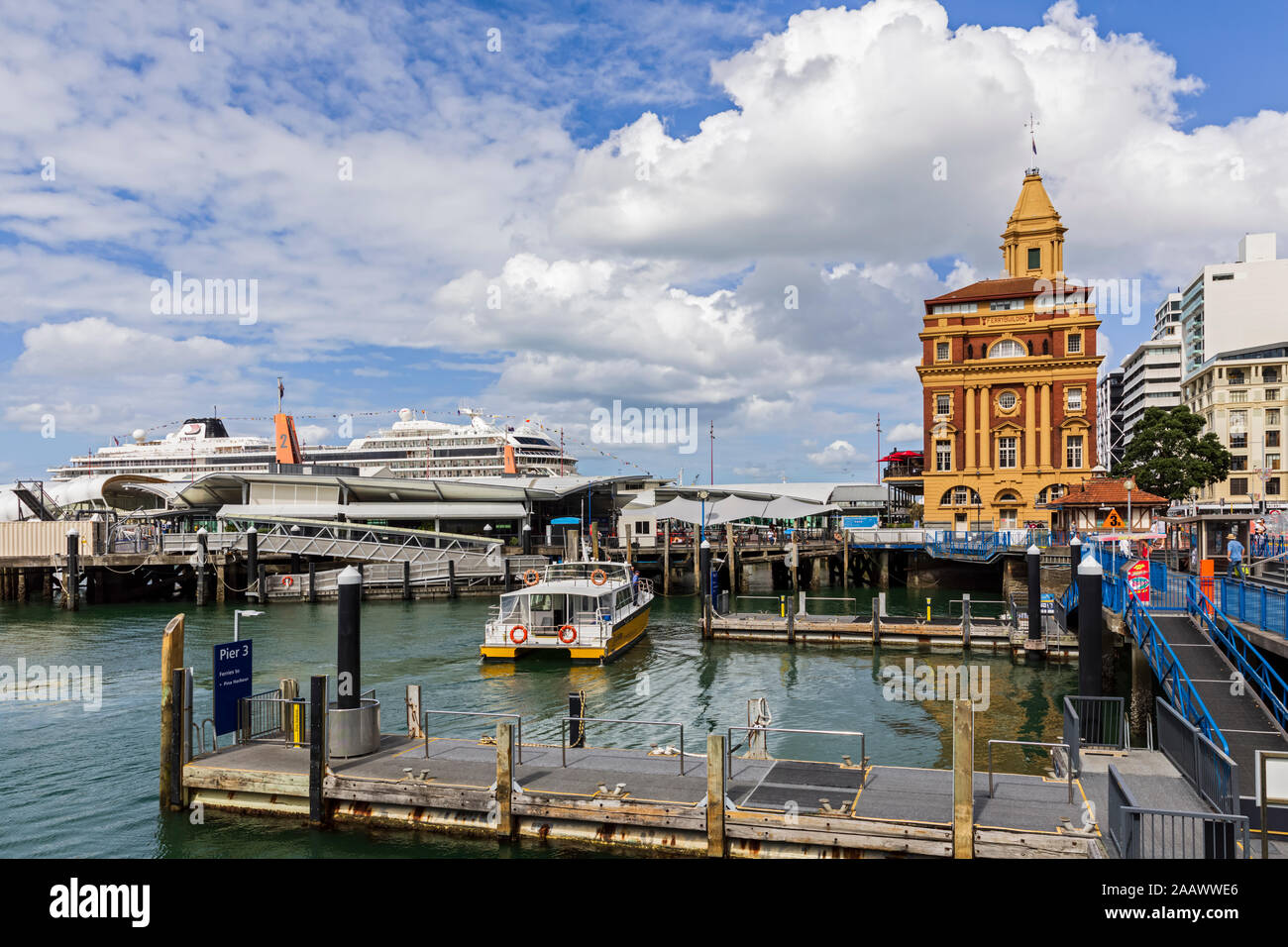 Blick auf Queens Wharf gegen bewölkten Himmel in Stadt, Auckland, Neuseeland Stockfoto