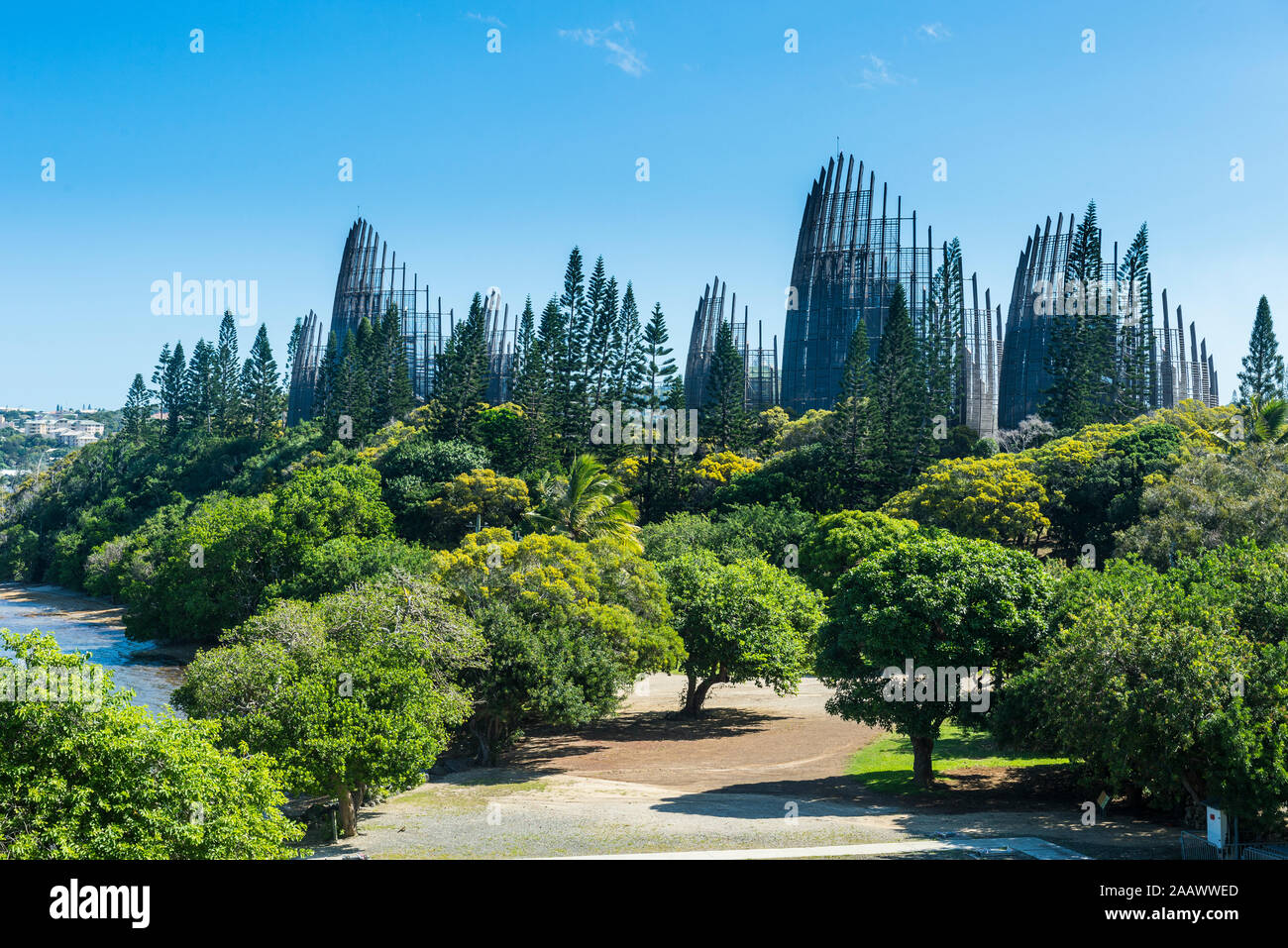 Anzeigen von Jean-Marie Tjibaou Kulturzentrum gegen den blauen Himmel an einem sonnigen Tag, Noumea, Neukaledonien Stockfoto