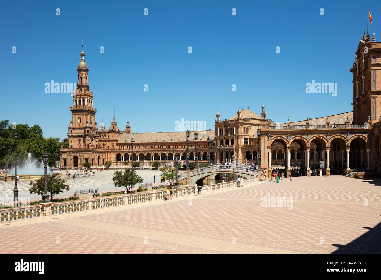 Plaza de Espana gegen den klaren, blauen Himmel in Andalusien, Spanien Stockfoto