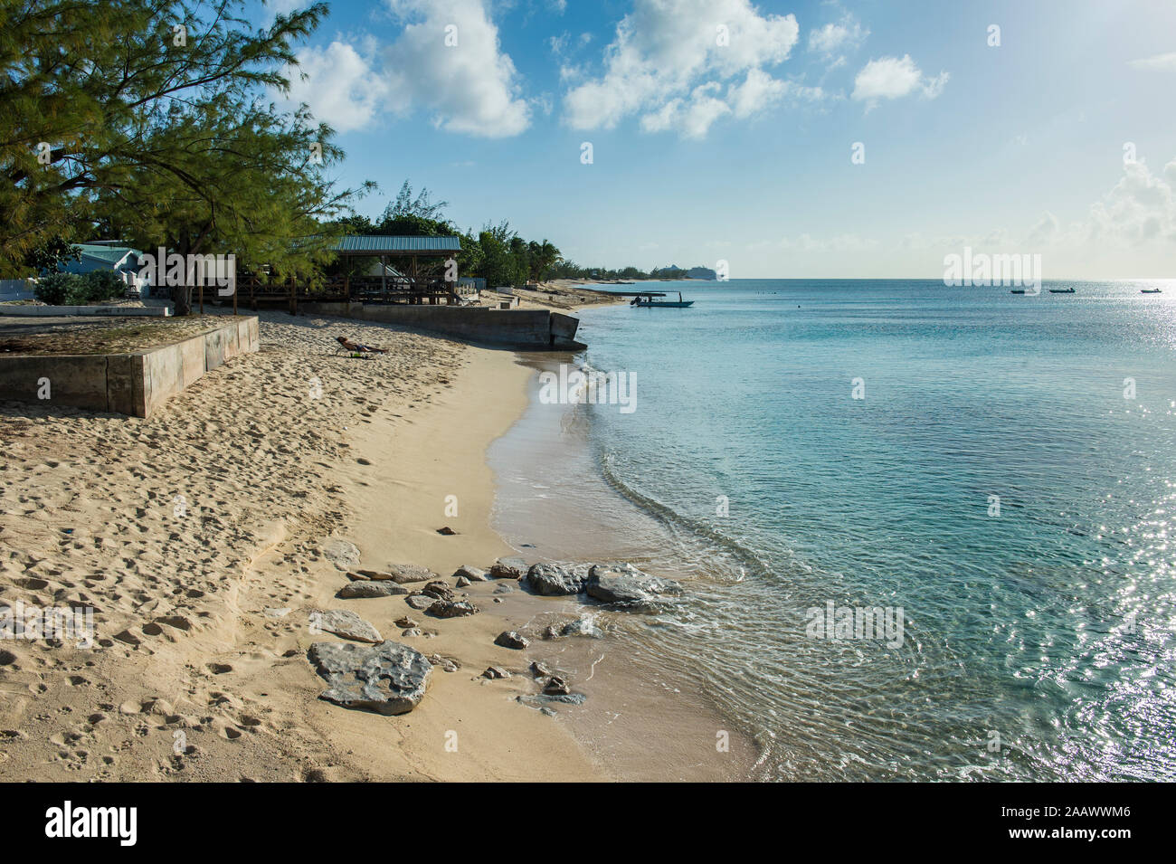 Malerischer Blick auf Meer gegen Himmel während der sonnigen Tag in Cockburn Town, Grand Turk Stockfoto