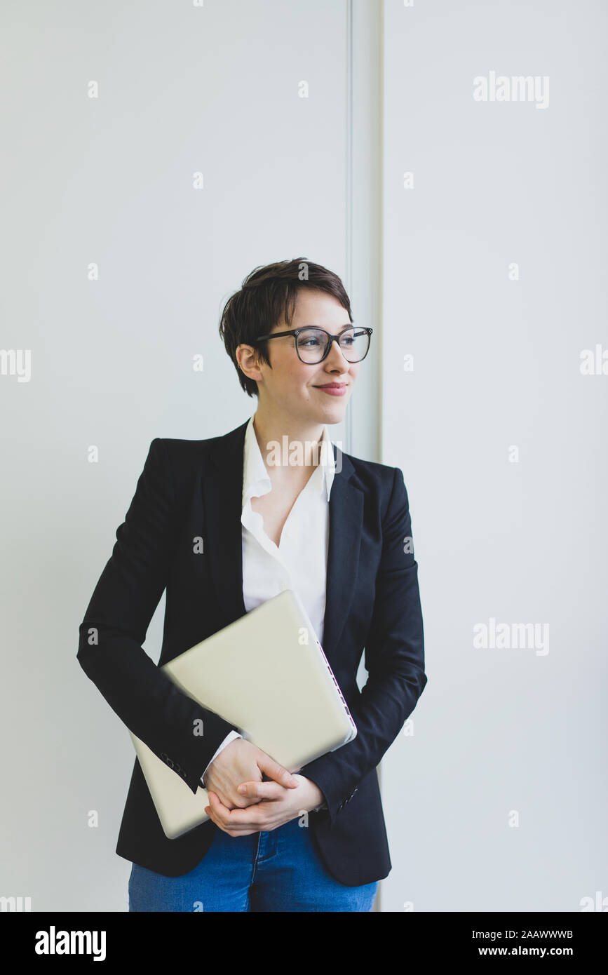 Junge Geschäftsfrau im Amt, Laptop Stockfoto