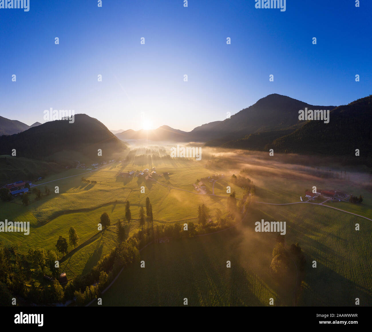 Deutschland, Bayern, Oberbayern, Isarwinkel, Jachenau, ländliche Landschaft im Nebel bei Sonnenaufgang Stockfoto
