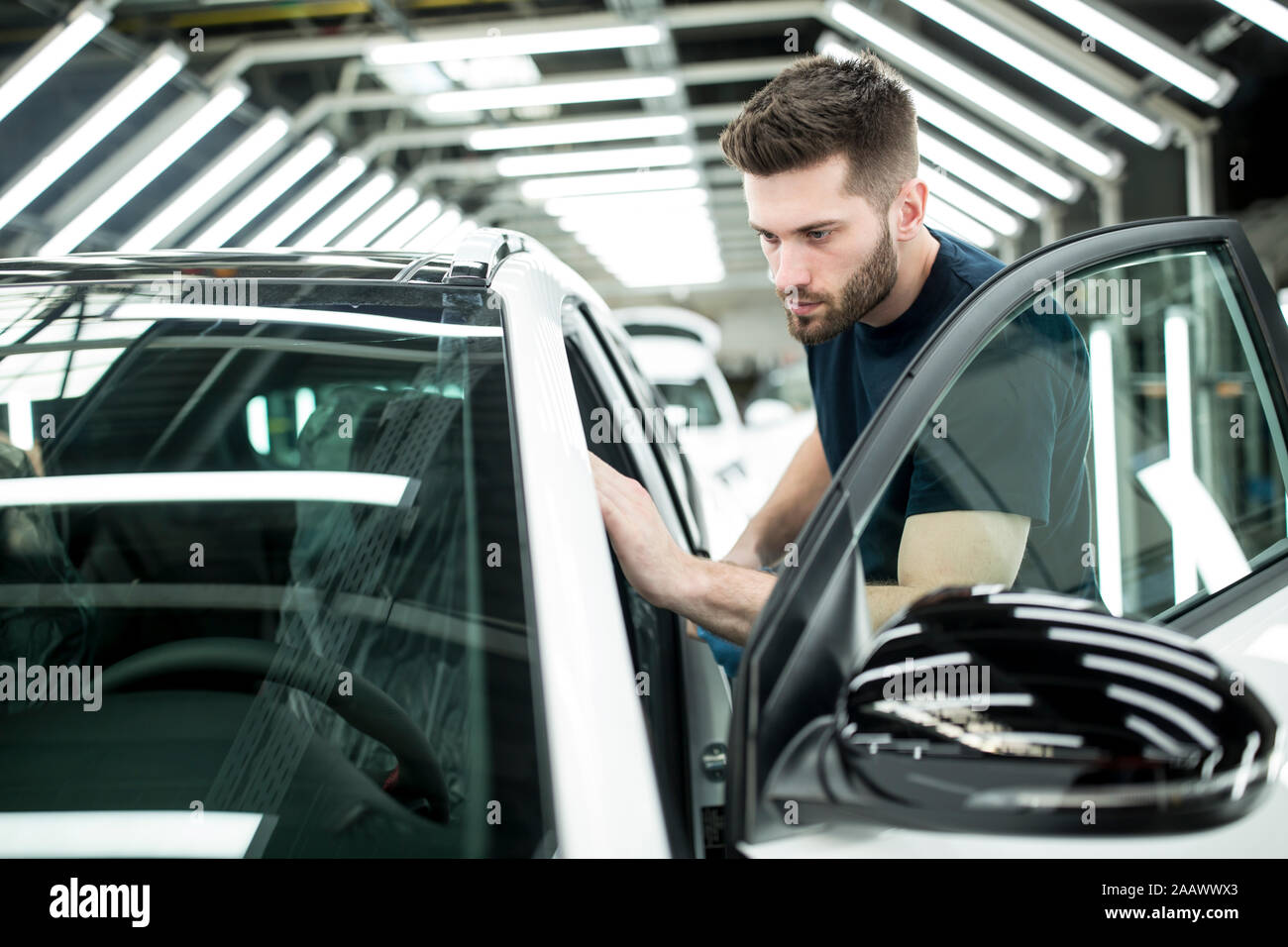 Der Mensch in der modernen Autofabrik abwischen fertig Auto arbeiten Stockfoto